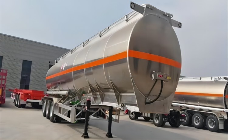 45000 Liter Tri Axle Aluminum Alloy Tanker Trailer - Image 3